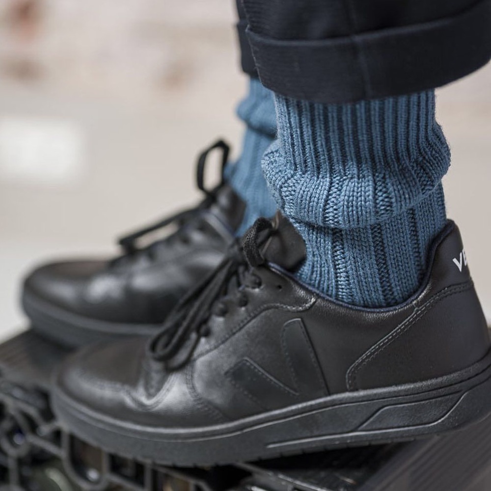 VEJA V-10  MADE IN BRAZIL VEGAN ALL BLACK 2.0 - Picture 3 of 16